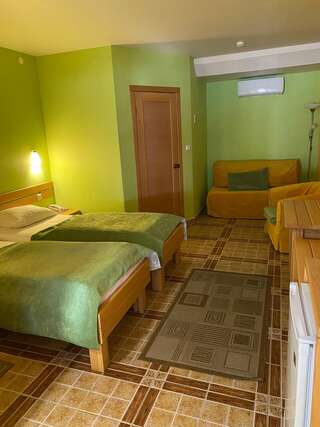 Гостиница Золотое Руно Таганрог Двухместный номер с 2 отдельными кроватями, вид на бассейн-4